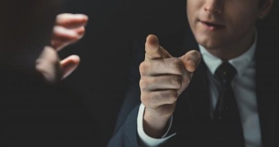 5 علامات تجعلك لا تثق فى هذا الشخص.. لا يعترف بخطئه ويحرف القصص