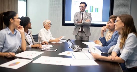 4 مهارات تجعل منك مديرًا ناجحًا.. أهمها أن تكون مستمعًا جيدا