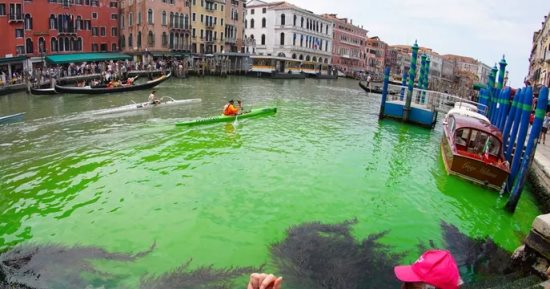 مياه القناة الرئيسية بمدينة البندقية تتحول للون الأخضر.. اعرف التفاصيل