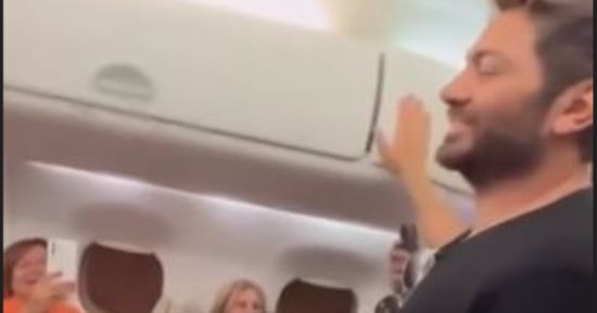 تامر حسنى يغنى مع أردنيين على الطائرة قبل إحياء زفاف الأمير الحسين "فيديو"