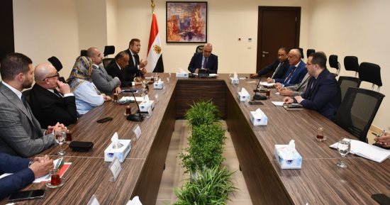 وزير الإسكان يناقش مع أعضاء غرفة التطوير العقاري سبل دعم ومساندة القطاع