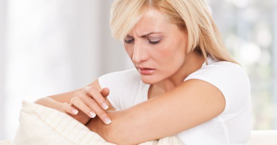 نصائح تساعدك على التخلص من المناطق الخشنة من على الركبة والكوع