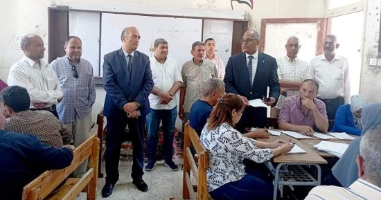 مدير "تعليم المنيا" يتفقد أعمال كنترول الإعدادية تمهيدا لاعتماد النتيجة