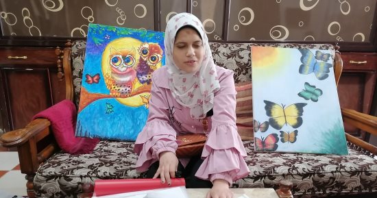 النور مكانه فى القلوب .. "كفيفة" تبدع فى رسم اللوحات الفنية بالمنصورة.. فيديو وصور