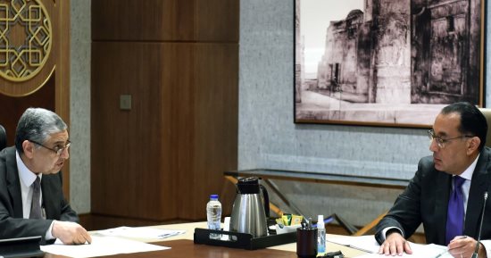 رئيس الوزراء يتابع مع وزير الكهرباء جهود العمل فى عدة ملفات