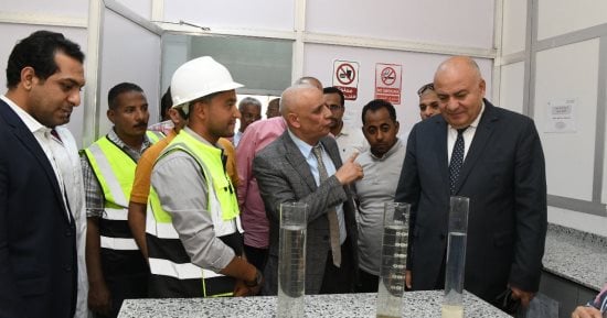 محافظ قنا يتفقد توسعات محطة معالجة صرف صحى الصالحية