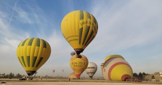 عودة رحلات البالون الطائر بالأقصر بعد توقف 4 أيام بتحليق 48 رحلة.. صور