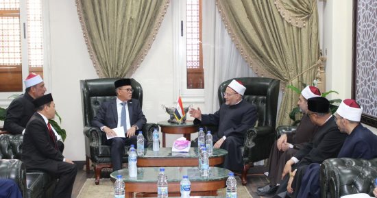 مفتي الجمهورية يستقبل وفدًا ماليزيًّا برئاسة كبير وزراء ولاية باهانج لبحث التعاون