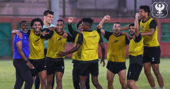 ميمي عبد الرازق يحفز لاعبى المصري بكأس وميداليات فى التدريبات استعدادا للمحلة