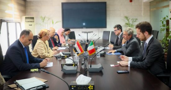 وزيرة البيئة تبحث مع السفير الإيطالى فرص التعاون بالاستثمار البيئى والمناخى