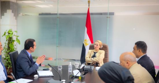 وزيرة البيئة تلتقى مع ممثلى الشركات العاملة فى إدارة تشغيل ومعالجة المخلفات