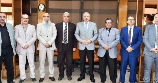 رئيس جامعة قناة السويس يستقبل فريق إدارة المشروعات بوزارة التعليم العالى