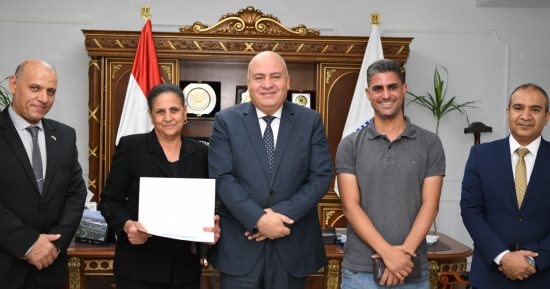 محافظ قنا يكرم الأمهات المثاليات