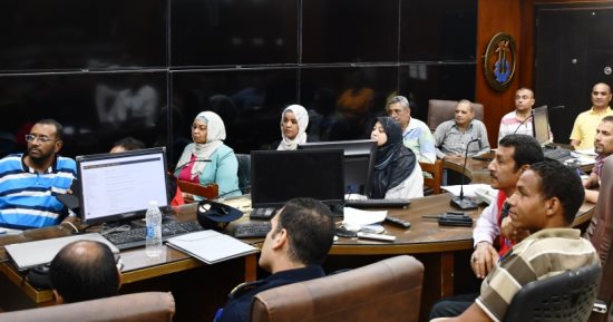 محافظ أسوان يتابع فعاليات التدريب العملى للعاملين بإدارة الأزمات