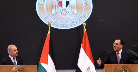 جلسة مباحثات موسعة ومؤتمر صحفى بين رئيسى وزراء مصر وفلسطين بالعاصمة الإدارية.. مصطفى مدبولى: مصر ستظل داعماً قوياً للشعب الفلسطينى وحقوقه المشروعة.. ونثق فى تفعيل المزيد من أطر التعاون خلال الفترة المقبلة