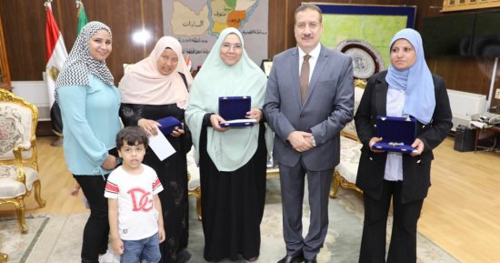 محافظ المنوفية يسلم هدية الرئيس للأمهات المثاليات تقديراً لكفاحهن