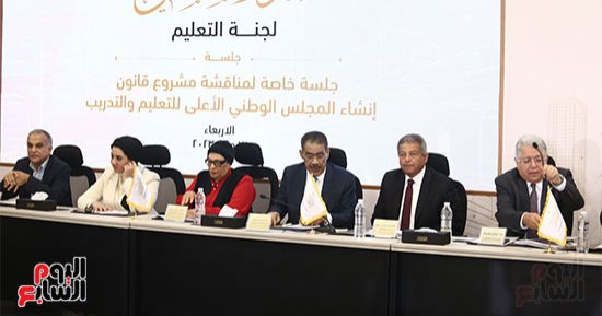 عبد المنعم السيد: جذب الاستثمارات أهم محاور الحوار الوطنى