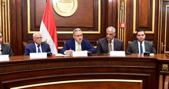 محافظ بورسعيد يعد بحل مشكلة الحصص الاستيرادية العاملة بنظام المنطقة الحرة   