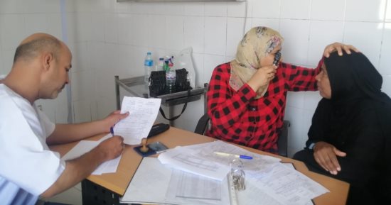 الكشف وعلاج 1030 حالة ضمن قافلة طبية مجانية فى وحدة توماس 3 جنوب الأقصر.. صور