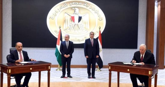 توقيع عدد من الوثائق بين مصر وفلسطين على هامش مباحثات موسعة بين رئيسى الوزراء