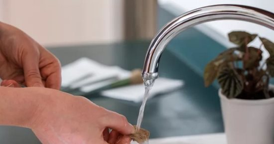 أسهل طريقة لتنظيف فرش المكياج.. استخدمى الماء الدافئ 