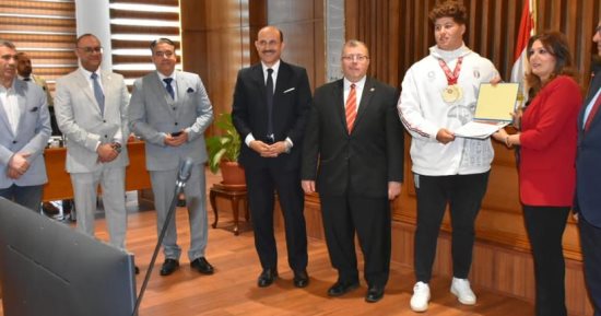 جامعة السادات تكرم طلابها الفائزين ببطولة أفريقيا للمصارعة الحرة والرومانية