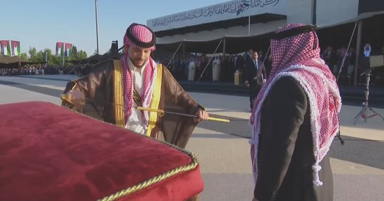 ملك الأردن يهدى ولى العهد سيفا عمره أكثر من 100 عام بمناسبة زفافه