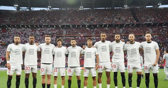 لاعبو إشبيلية يدعمون سيرجيو ريكو قبل مباراة روما فى نهائي الدوري الأوروبي