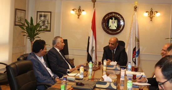 وزير قطاع الأعمال يبحث تطوير مصنع السيراميك وإضافة خطوط إنتاج للبورسلين