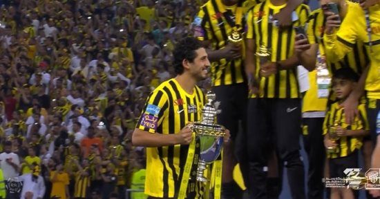 أحمد حجازي قائد الاتحاد يرفع كأس الدوري السعودي.. فيديو