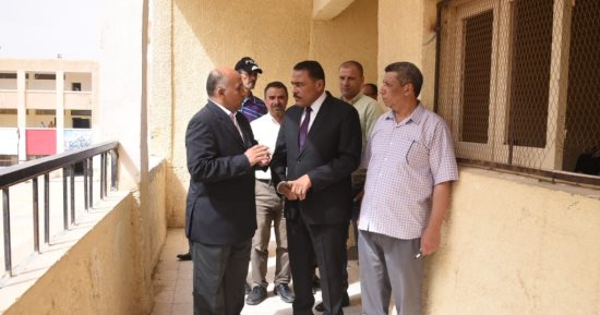 محافظ مطروح يتفقد امتحانات المدارس الفنية ويشهد اختبارات الطلاب 