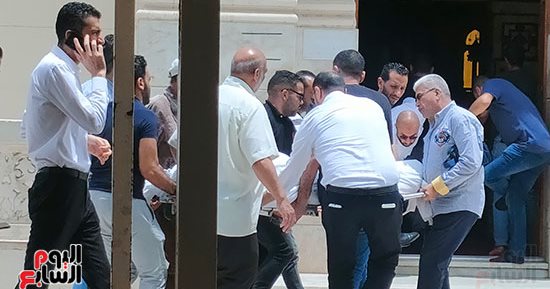انهيار إسلام الشاطر فى جنازة والده بمسجد المواساة بالإسكندرية.. صور