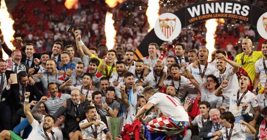 مراسم تتويج إشبيلية بلقب الدوري الأوروبي 2023 على حساب روما.. صور