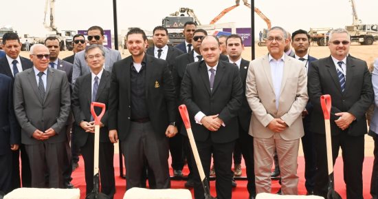 وزير الصناعة يضع حجر أساس أولى مراحل مصنع الضفائر الكهربائية للسيارات