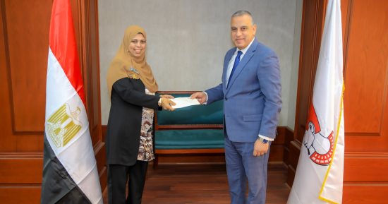 محافظ سوهاج يسلم الأم المثالية شيكا بقيمة 50 ألف جنيه