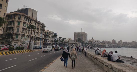 أمطار خفيفة وموجة حارة ترابية فى الإسكندرية.. صور
