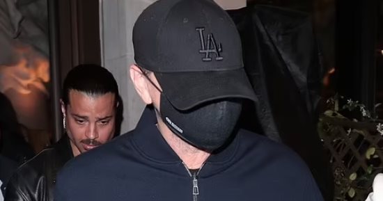 ليوناردو دي كابريو يحاول التخفى أثناء خروجه من أحد مطاعم لندن