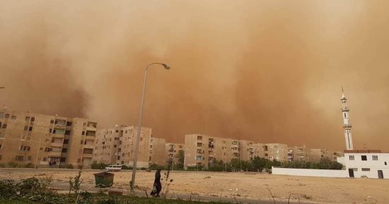 عاصفة رملية وأمطار غزيرة تضرب العاشر من رمضان.. فيديو وصور