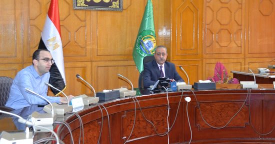محافظ الإسماعيلية يناقش وضع حلول جذرية لمشكلة الصرف الصحي بمدينة القنطرة شرق