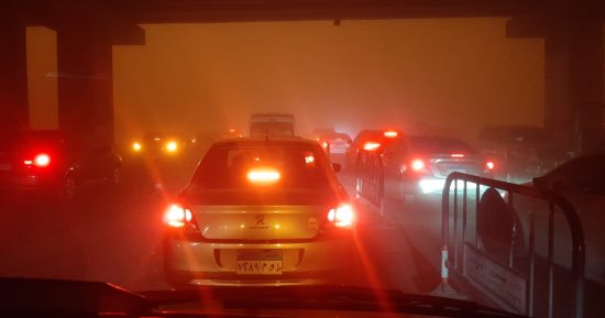 طريق السويس يتحول لظلام دامس فى "عز الضهر" بسبب العاصفة الترابية.. صور