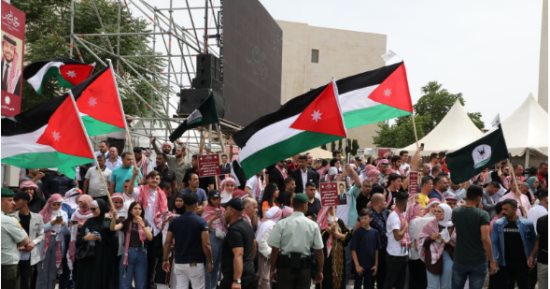 أهازيج وأغانى وطنية.. الأردنيون يحتشدون بالميادين احتفالا بزفاف ولى العهد.. صور