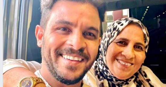 محمد رشاد يحتفل بعيد ميلاد والدته بصورة لهما معاً  