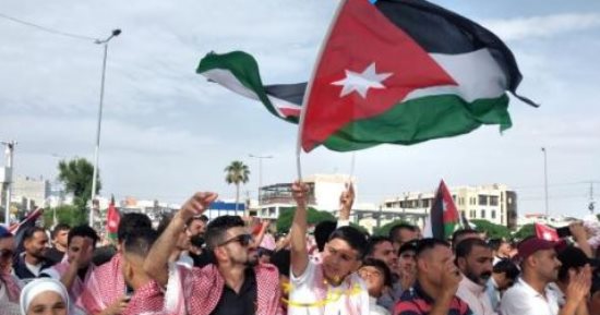 احتفالات فى شوارع عمان بعد عقد قران ولى العهد الأمير الحسين.. صور