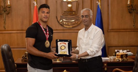 رئيس جامعة بورسعيد يكرم طالب حصد ذهبية بطولة أفريقيا للمصارعة الرومانى