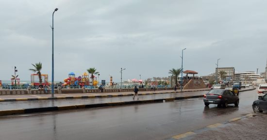 آثار الطقس السيئ بالمحافظات.. سقوط أشجار وأعمدة ولوحات إعلانية وغلق موانئ.. سقوط أمطار غزيرة ونشاط رياح مثيرة للأتربة  فى الإسكندرية لأول مرة فى يونيو.. ووزير التنمية المحلية يوجه برفع درجة الاستعداد القصوى