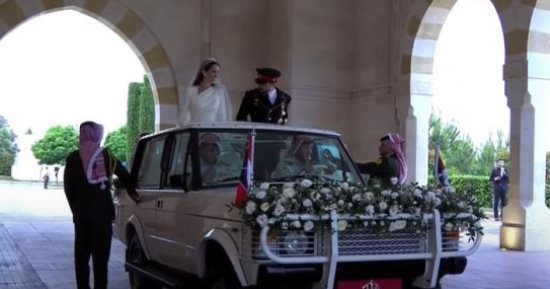 زفاف ولى عهد الأردن.. الأمير الحسين والأميرة رجوة يصلان إلى قصر الحسينية.. صور