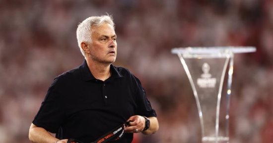مورينيو يواجه عقوبات قاسية بعد الاشتباك مع حكم نهائي الدوري الأوروبي