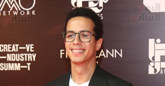 طه دسوقي لأحمد أمين بعد إهدائه جائزته: شكرا يا أستاذ بتعلم منك