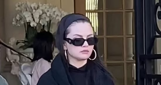 سيلينا جوميز بإطلالة سوداء بالكامل خلال نزهتها فى باريس 