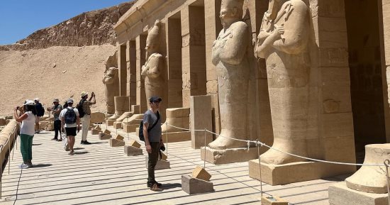 سياح العالم يستمتعون بزيارة المعابد والمقابر الفرعونية فى غرب الأقصر